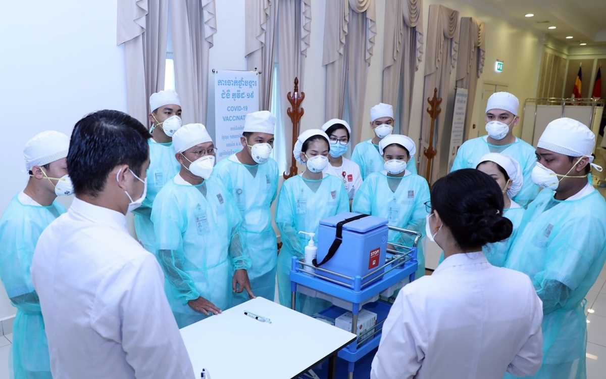 Campuchia đối mặt làn sóng Covid-19 lây trong cộng đồng, Hàn Quốc chính thức tiêm vaccine